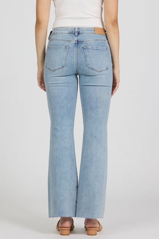 woman wearing white top with light blue jeans 