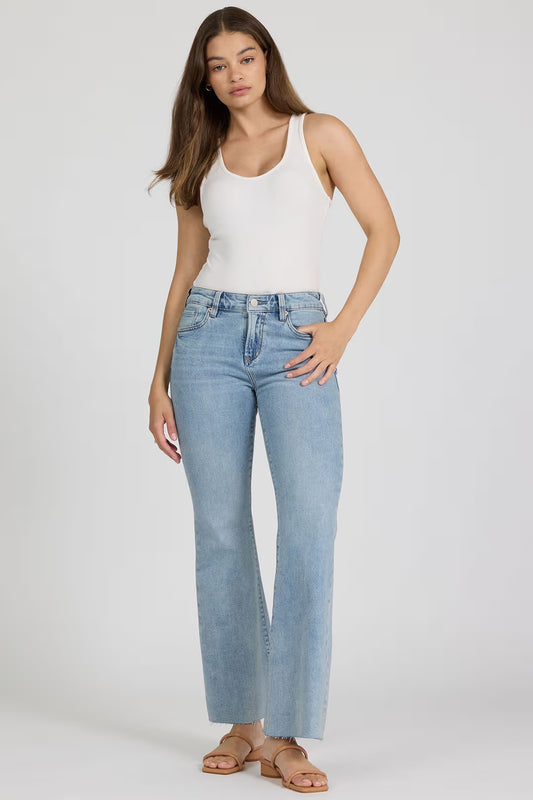 woman wearing white top with light blue jeans 