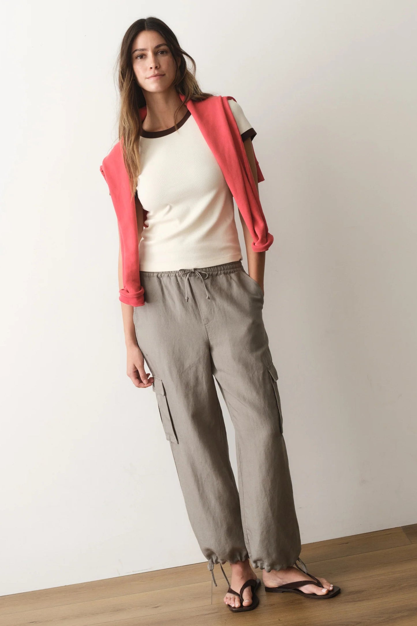 woman wearing linen cargo pants with tee
