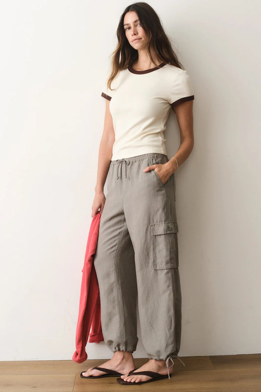 woman wearing linen cargo pants with tee