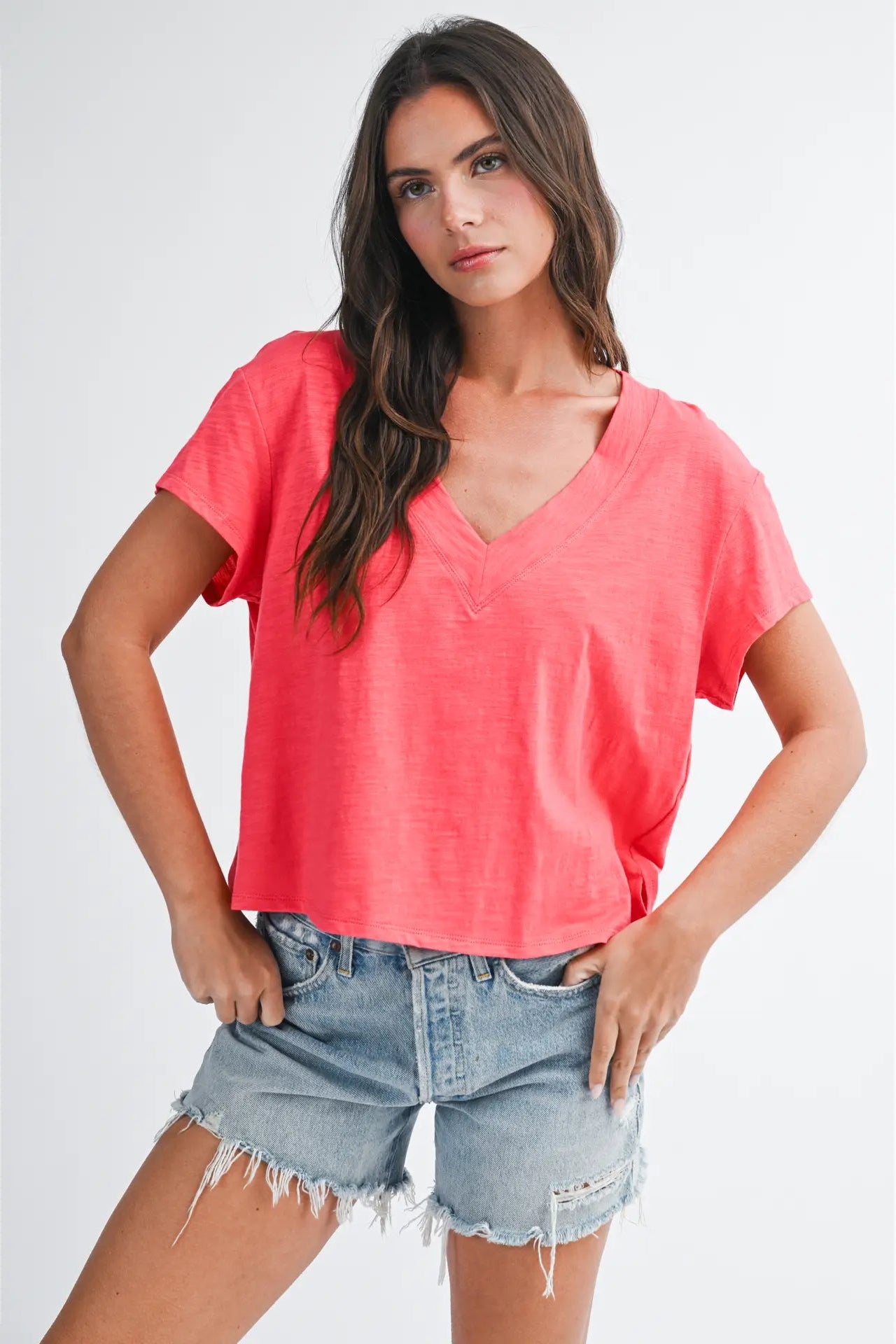 woman wearing boxy tee with jeans