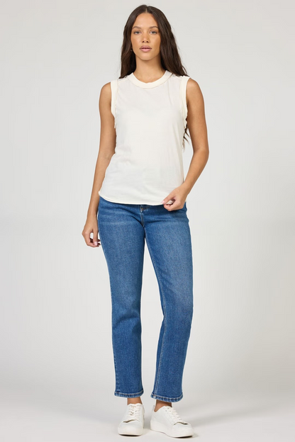woman wearing cream tank with jeans 
