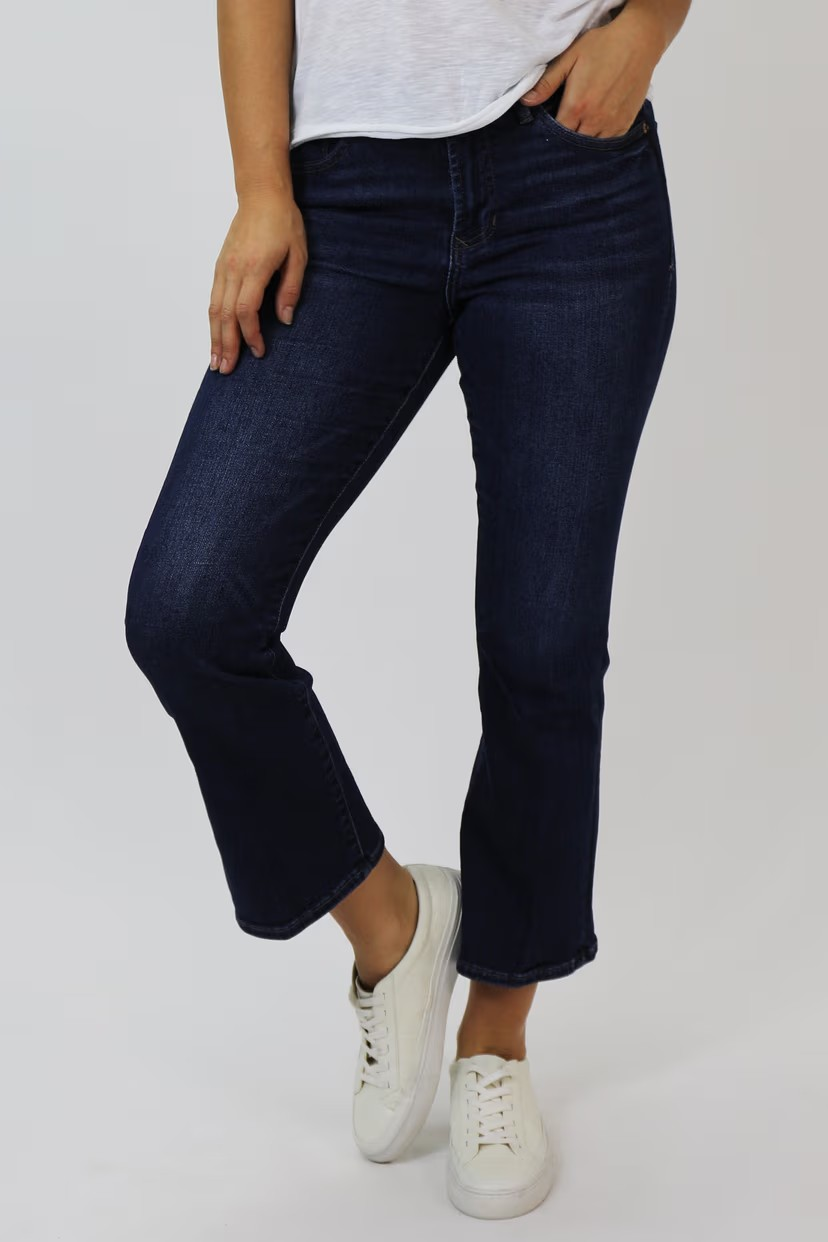 woman wearing dark wash jeans